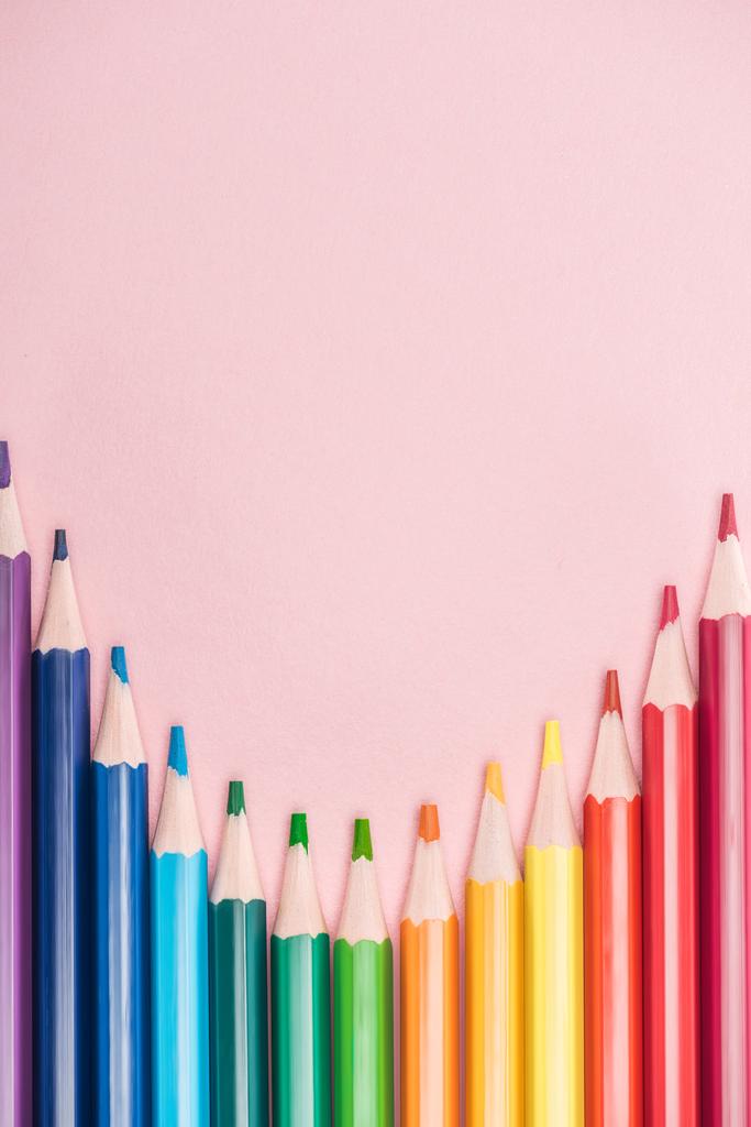 felülnézet szivárvány színes ceruzák rózsaszín háttér, LMBT koncepció - Fotó, kép