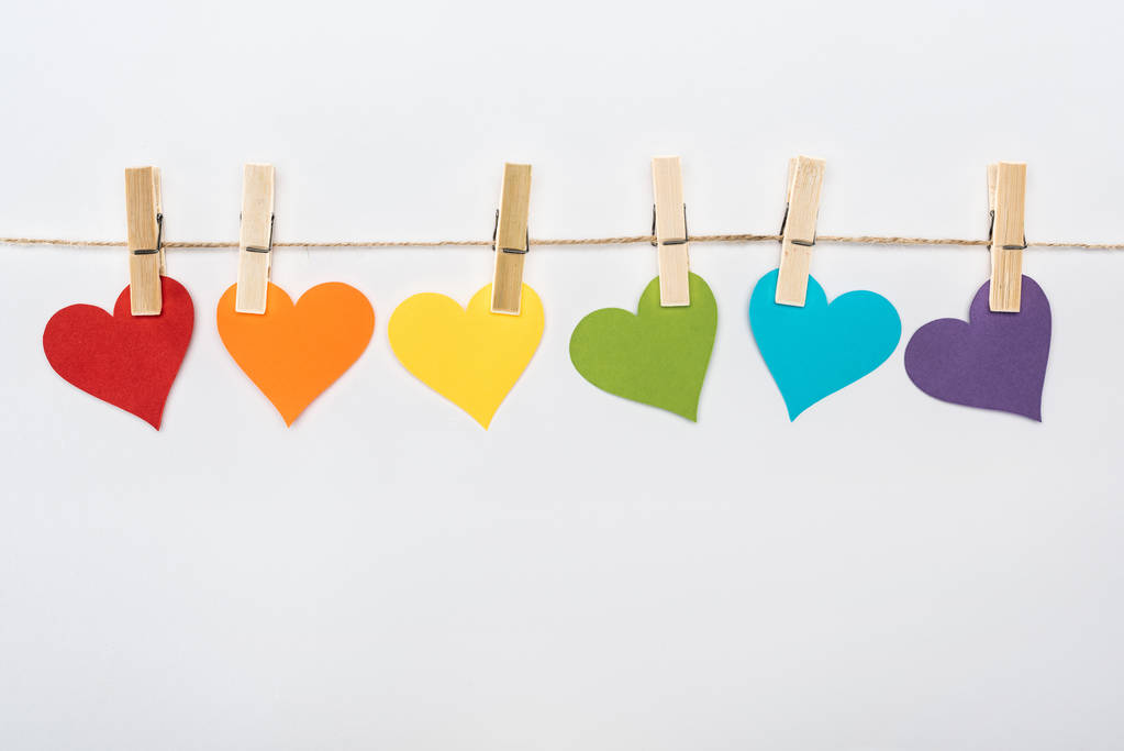 arco iris multicolor corazones de papel en la cuerda aislado en blanco, concepto lgbt
 - Foto, imagen