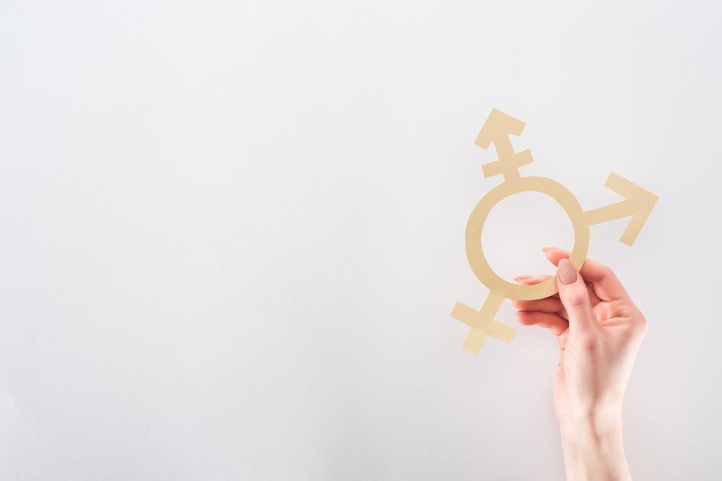 Teilansicht weiblicher Hand mit papiergeschnittenem Geschlechtszeichen auf grauem Hintergrund, lgbt-Konzept - Foto, Bild