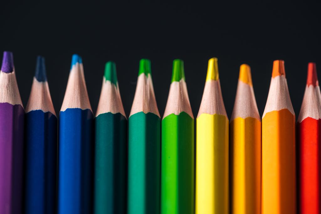 заостренные радужные разноцветные карандаши, изолированные по черной концепции lgbt
 - Фото, изображение