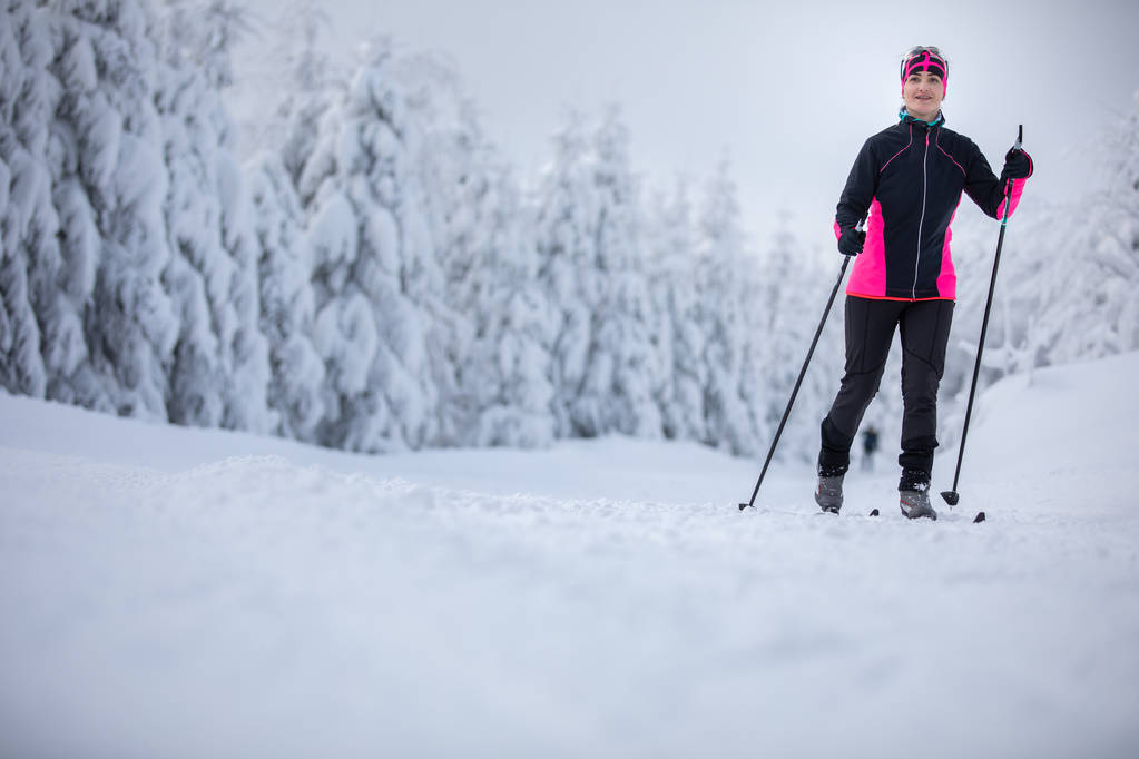 Esqui cross-country: mulher jovem esqui cross-country em um dia de inverno - Foto, Imagem