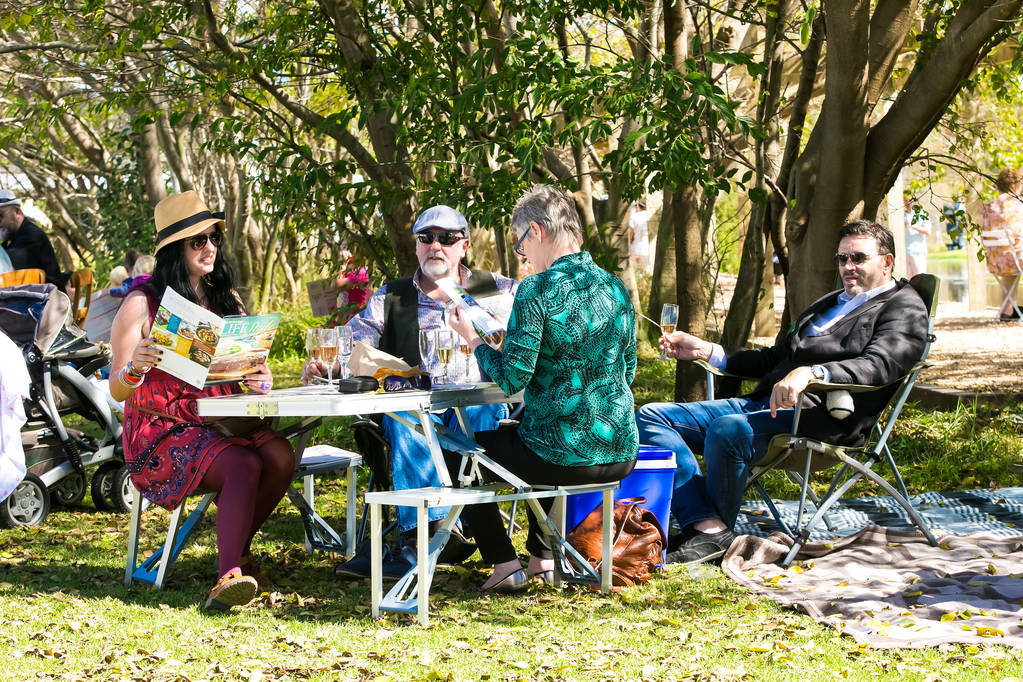 Johannesburg, Etelä-Afrikka - 10. toukokuuta 2014: Ihmiset ulkona ruoka- ja viinifestivaaleilla
 - Valokuva, kuva
