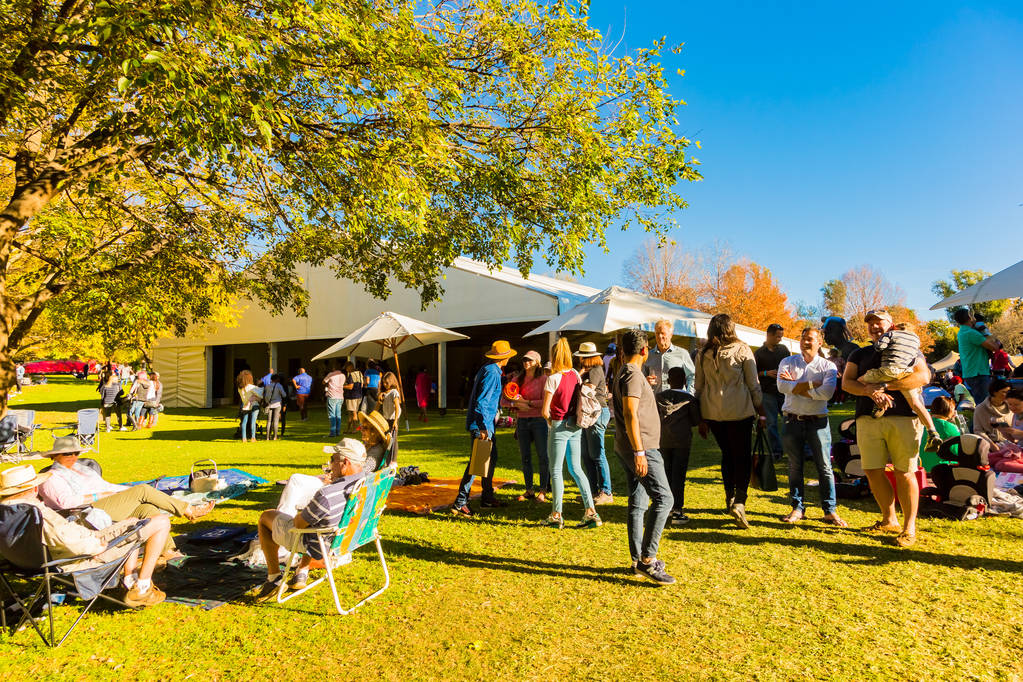 Johannesburgo, Sudáfrica - 12 de mayo de 2018: Diversas personas en un festival de comida y vino al aire libre
 - Foto, imagen