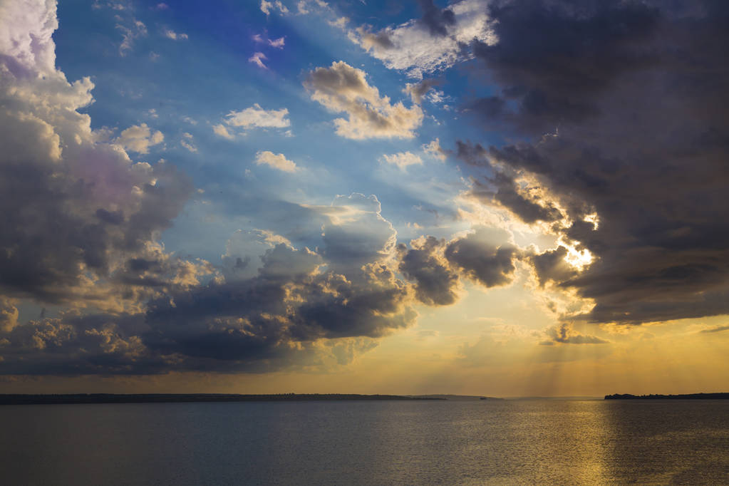 Barevný západ slunce na řece Dněpru. Ukrajina. Paprsky slunce prolomit temné mraky. Solární cesta na vodě. Příroda landscap - Fotografie, Obrázek
