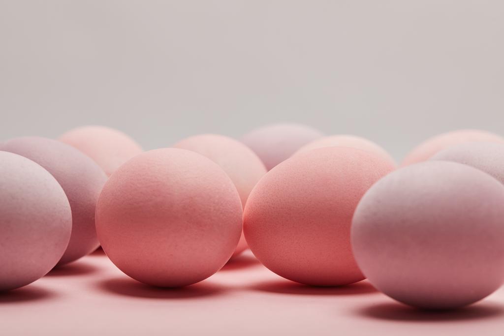 huevos de Pascua sobre fondo gris con espacio para copiar
 - Foto, Imagen