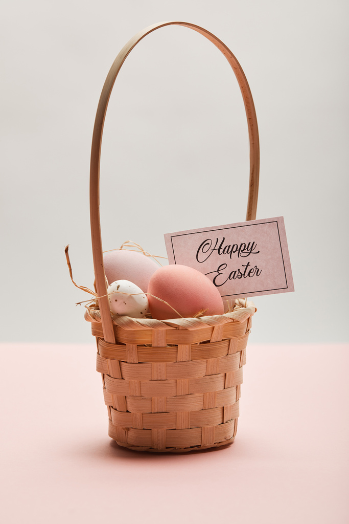 gallina de Pascua pintada y huevo de codorniz en canasta de paja, tarjeta con letras de Pascua feliz
 - Foto, imagen