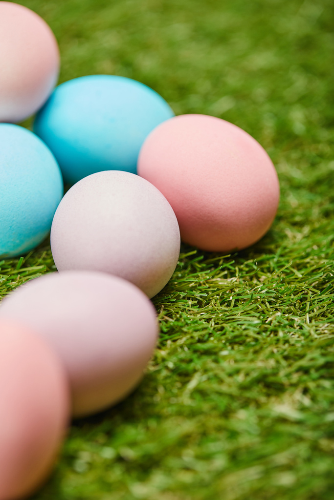 foyer sélectif des œufs de Pâques peints sur l'herbe
  - Photo, image