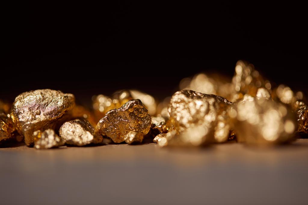zlaté kameny na mramor, samostatný na černém - Fotografie, Obrázek