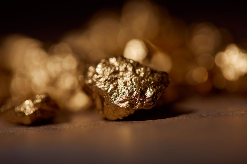 seçici odak mermer ve koyu arka plan bulanık altın taş - Fotoğraf, Görsel