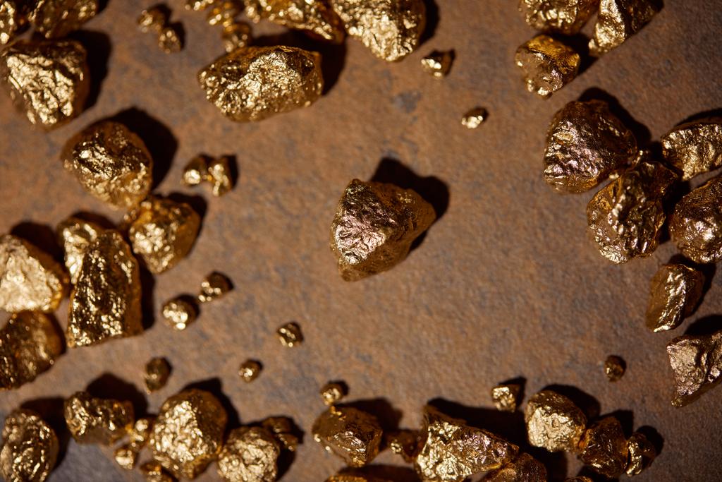 kahverengi ve gri mermer zemin üzerine altın taş üstten görünüm - Fotoğraf, Görsel