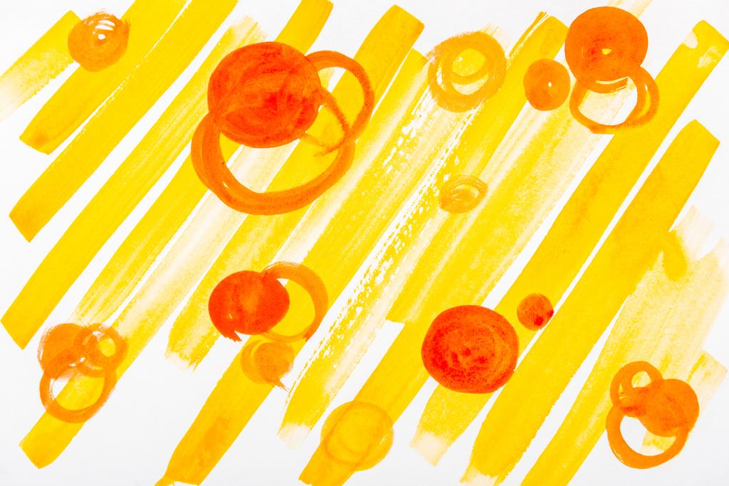 Widok z góry kręgów pomarańczowy i żółty pociągnięć pędzla na białym tle - Zdjęcie, obraz
