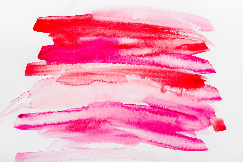 вид сверху на розовые и красные мазки кисти на белой бумаге
 - Фото, изображение