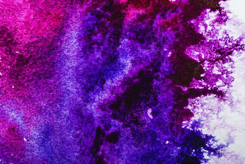 白地に紫とピンクの水彩流出のトップ ビュー  - 写真・画像