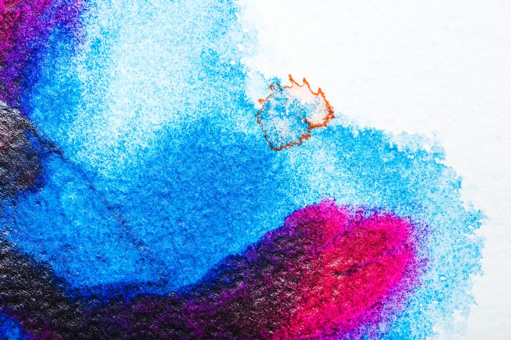 vista superior de los derrames de acuarela azul y rosa sobre papel blanco
 - Foto, Imagen