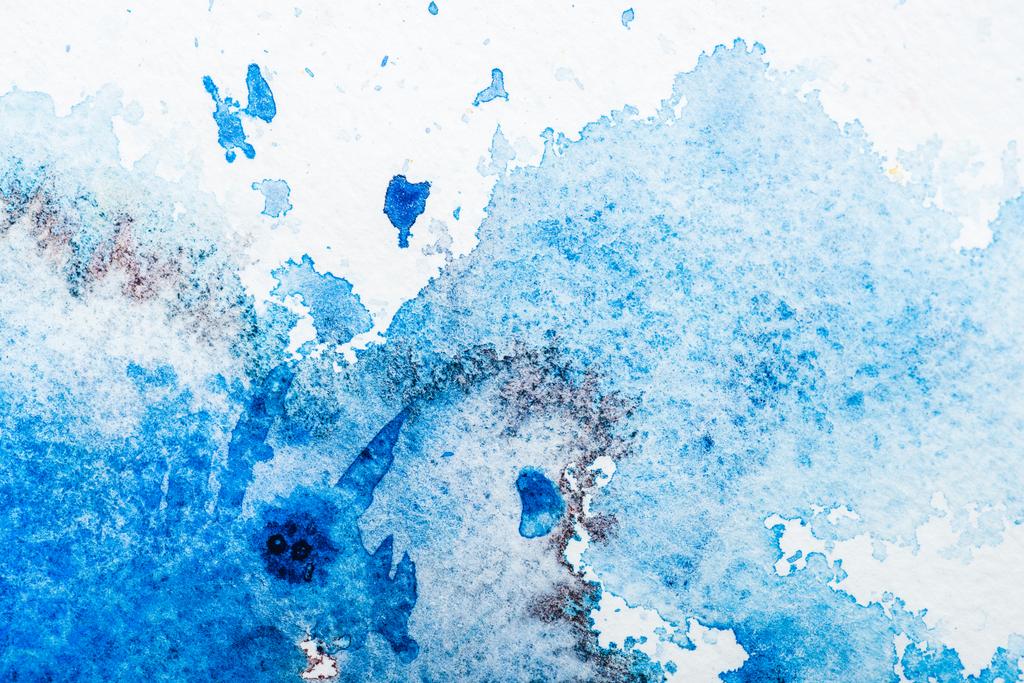vista superior del derrame de acuarela azul sobre papel blanco
 - Foto, Imagen