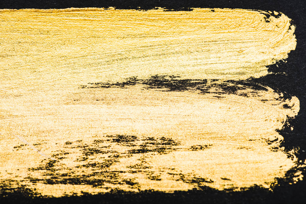 Widok z góry żółte akwarela pociągnięć pędzla na czarnym tle - Zdjęcie, obraz