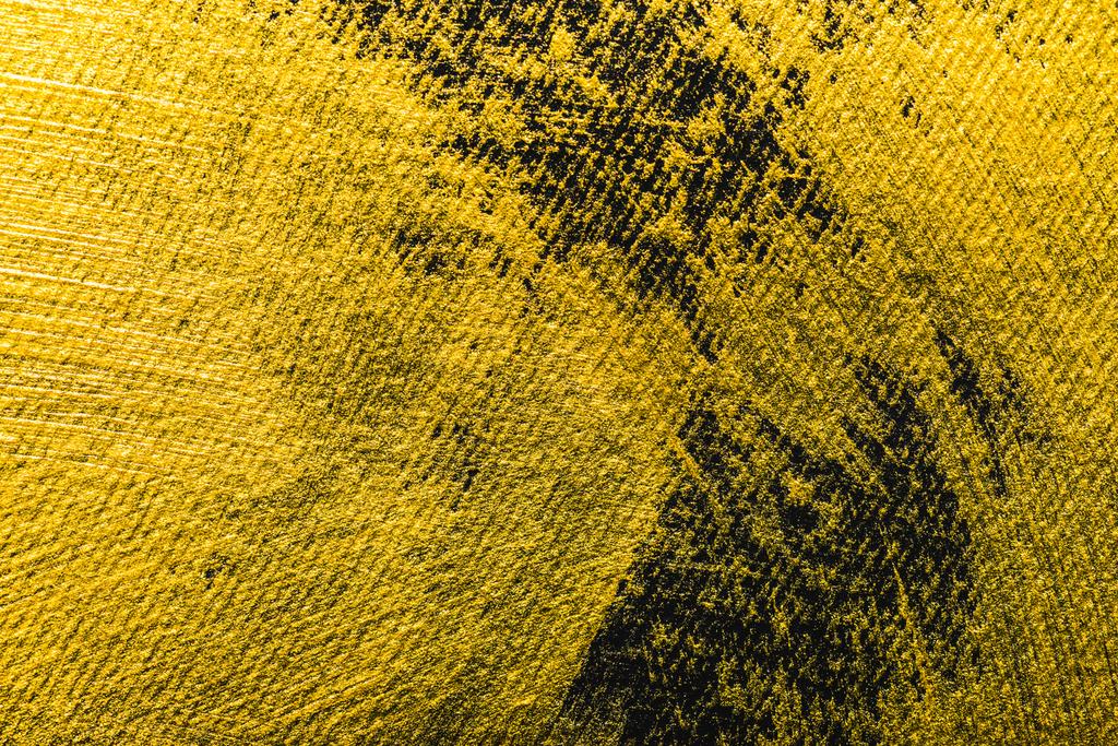 вид зверху на жовтий акварельний пензлик з місцем для копіювання на чорному тлі
  - Фото, зображення