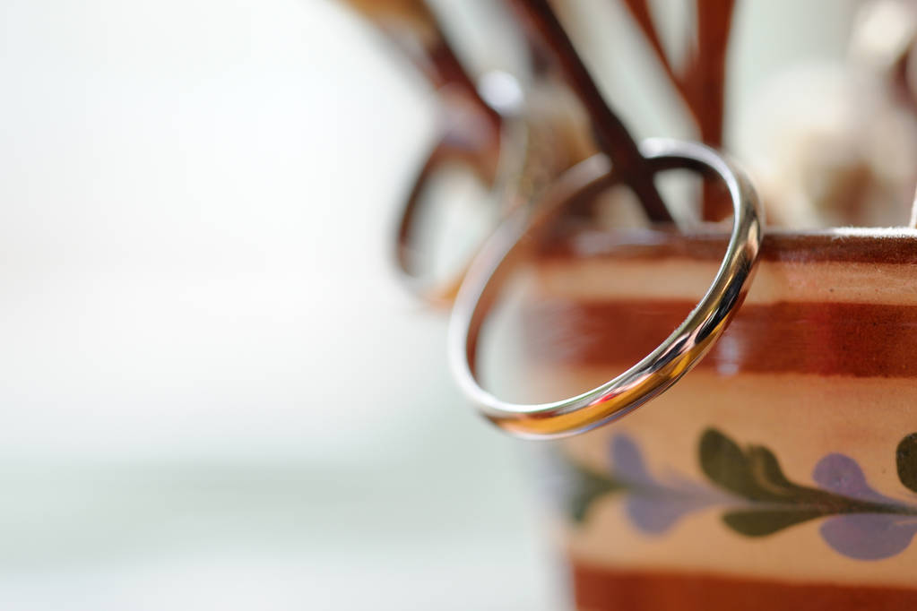 Um buquê de ramos de salgueiro e anéis de noivado nos ramos em um vaso na janela
. - Foto, Imagem