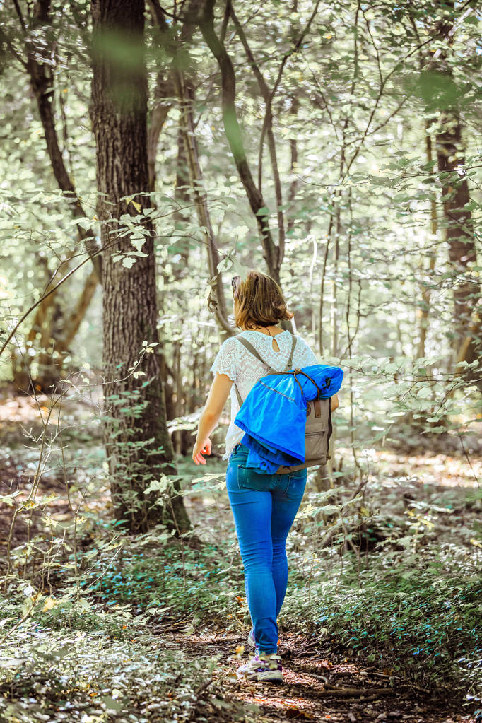 Giovane donna caucasica cammina nel bosco, autunno
 - Foto, immagini