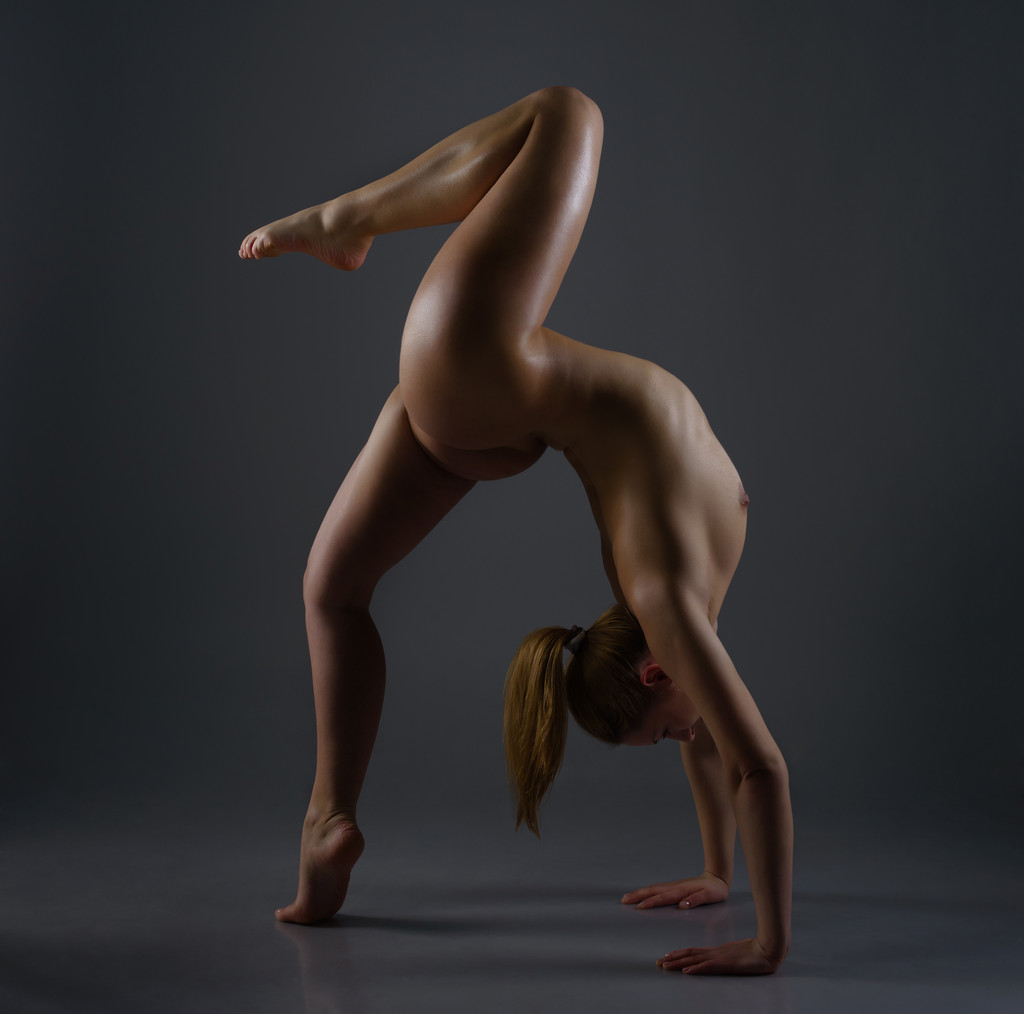 çıplak erkek jimnastikçi - Fotoğraf, Görsel