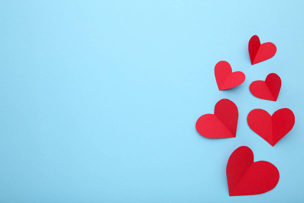 Valentinstag-Grußkarte. Handgefertigte Herzen auf blauem Hintergrund. Ansicht von oben mit Kopierraum - Foto, Bild
