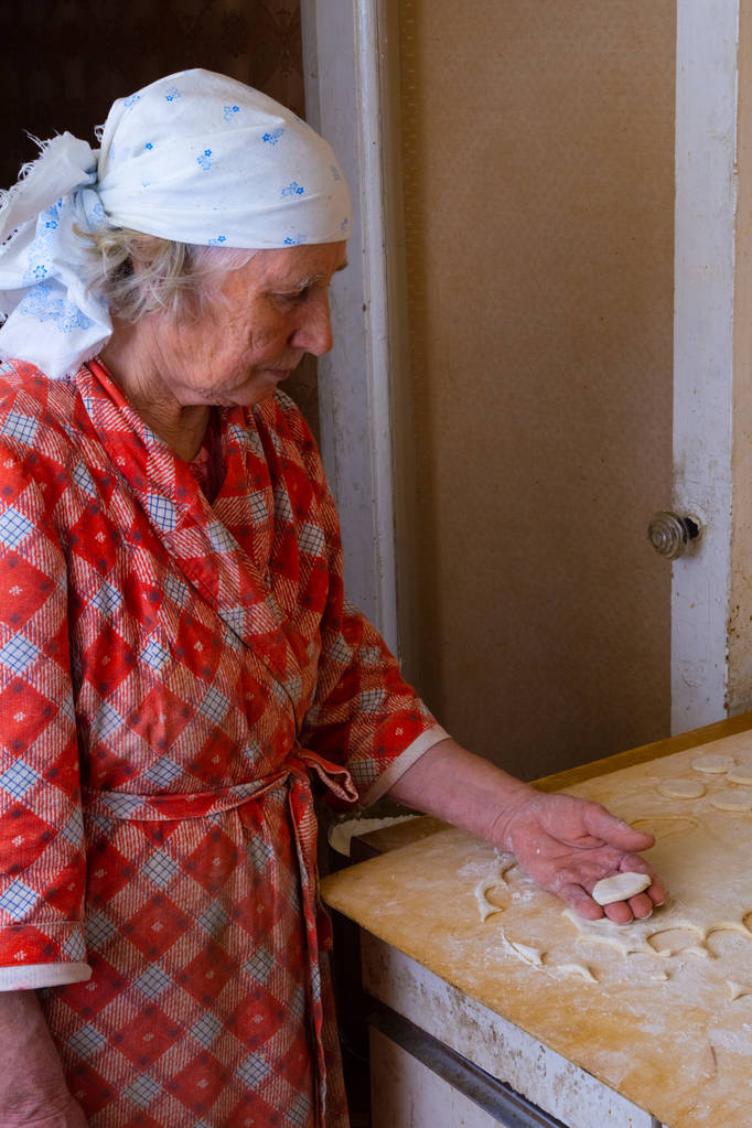 Babička vaří knedlíky v kuchyni - Fotografie, Obrázek