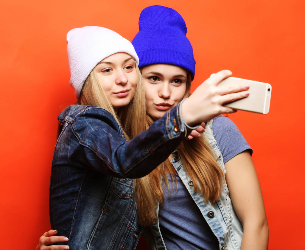  két fiatal hipszter lány barátok csinál szelfi  - Fotó, kép