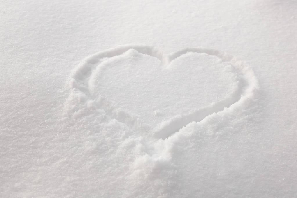 Coração na neve. Coração frio
 - Foto, Imagem