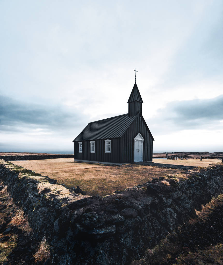 Famosa igreja negra pitoresca de Budir na região da península de Snaefellsnes, na Islândia, durante um clima nevado pesado
 - Foto, Imagem