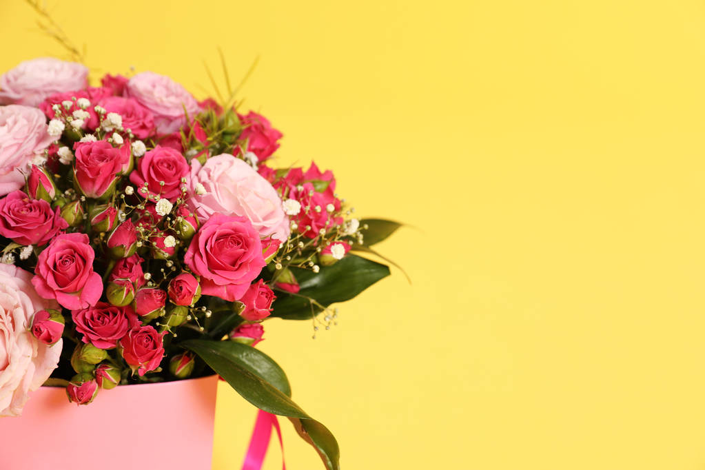 Belo buquê de flores em papel caixa de presente sobre fundo de cor. Espaço para texto
 - Foto, Imagem