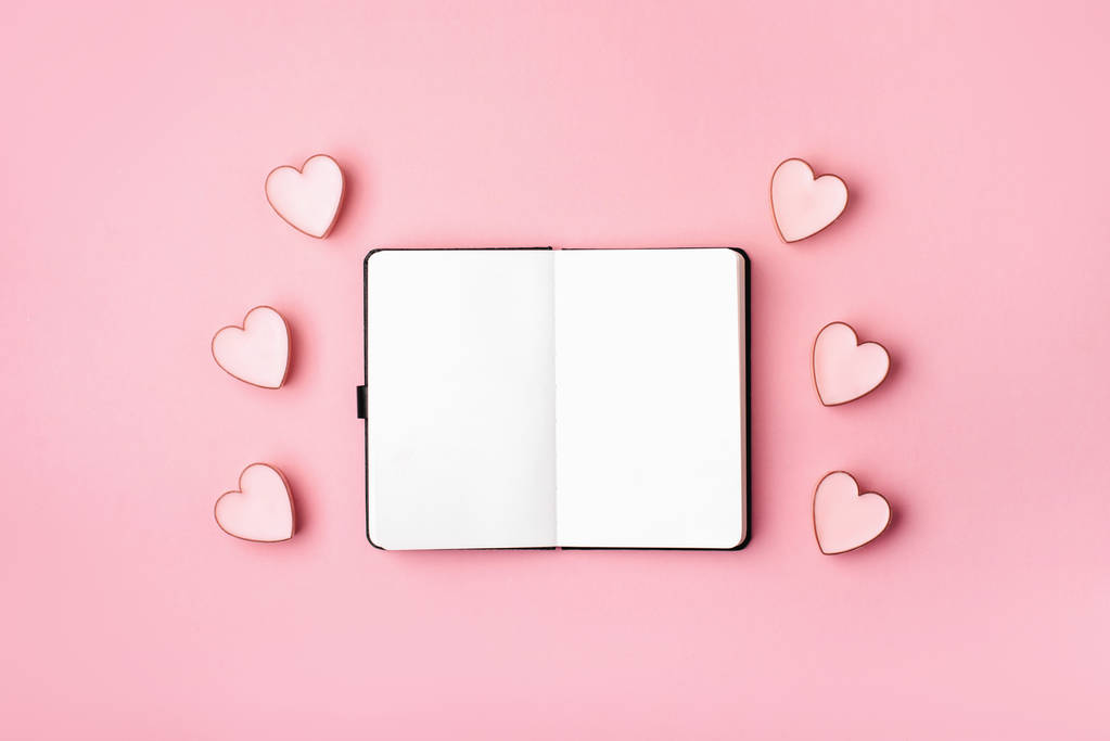 Cadernos com corações de papel rosa
 - Foto, Imagem