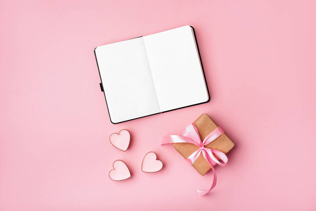 Laptops met roze papieren harten - Foto, afbeelding