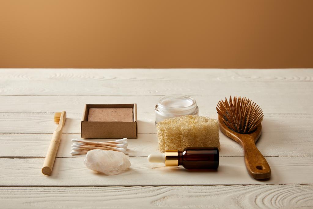 verschiedene Hygiene- und Kosmetikartikel auf weißer Holzoberfläche, Zero-Waste-Konzept - Foto, Bild