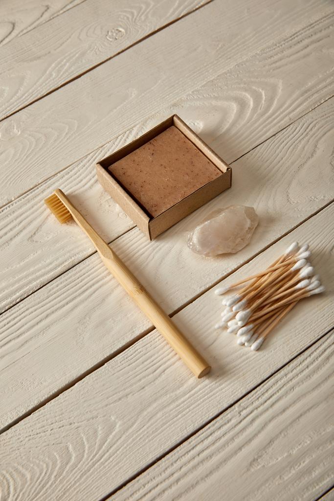 vários itens de higiene e cosméticos na superfície de madeira branca, zero conceito de resíduos
 - Foto, Imagem