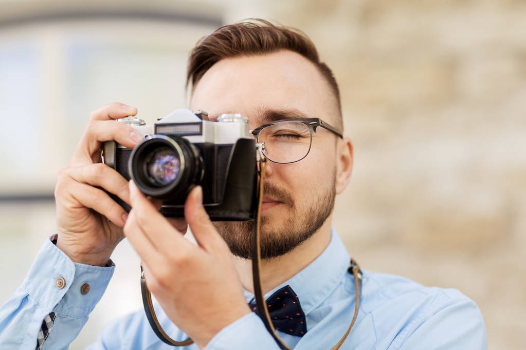 fotógrafo o hipster con cámara de cine al aire libre
 - Foto, Imagen