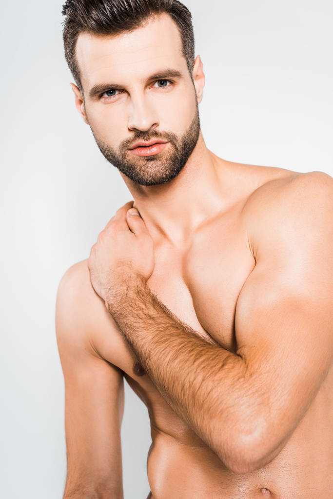 shirtless όμορφος γενειοφόρος άνδρας θέτοντας απομονωμένες σε γκρι - Φωτογραφία, εικόνα