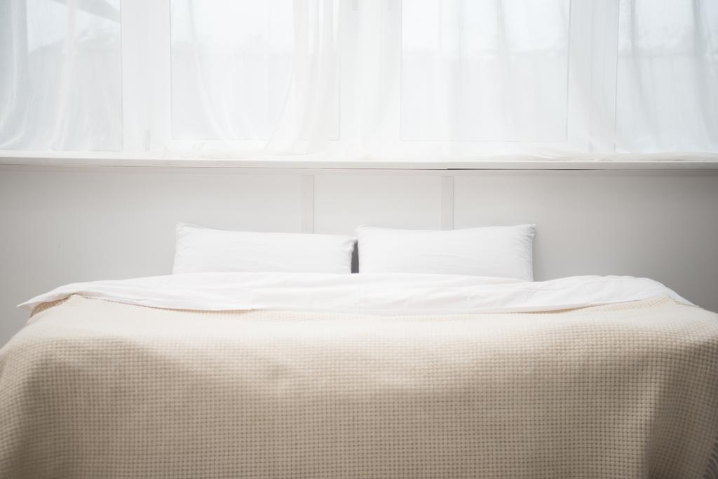 slaapkamer met kussens en dekens op gezellige bed - Foto, afbeelding