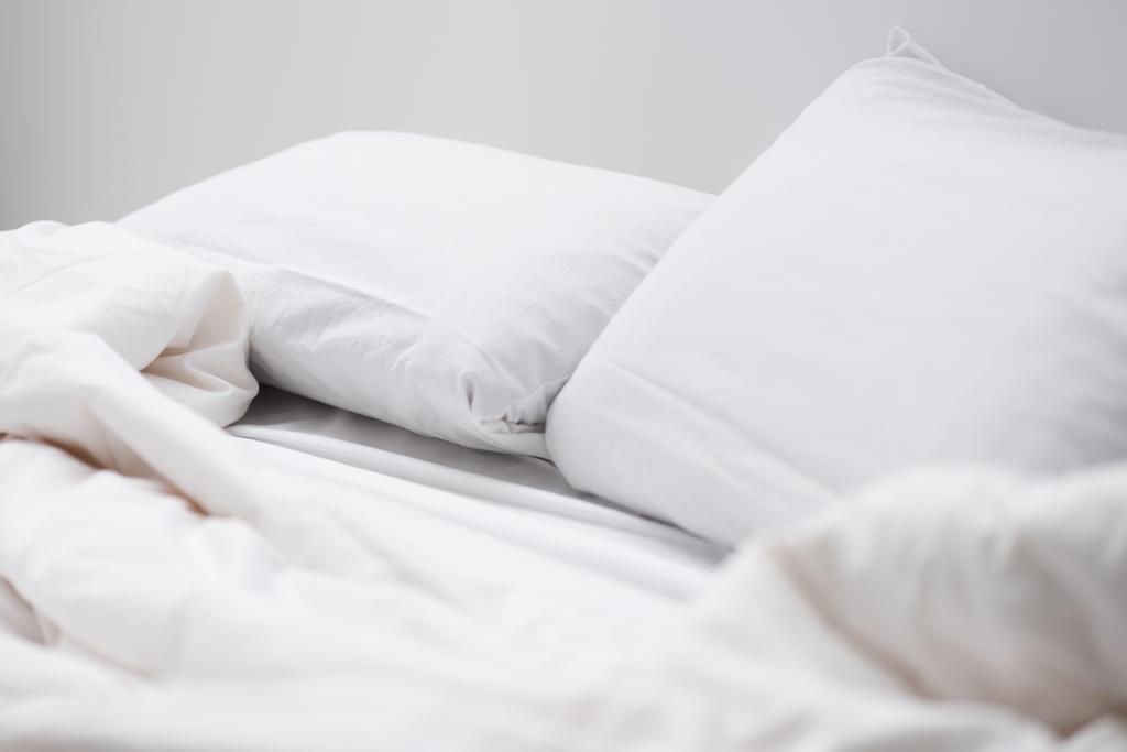 Selektivní fokus prázdnou postel s bílými polštáře a deky  - Fotografie, Obrázek