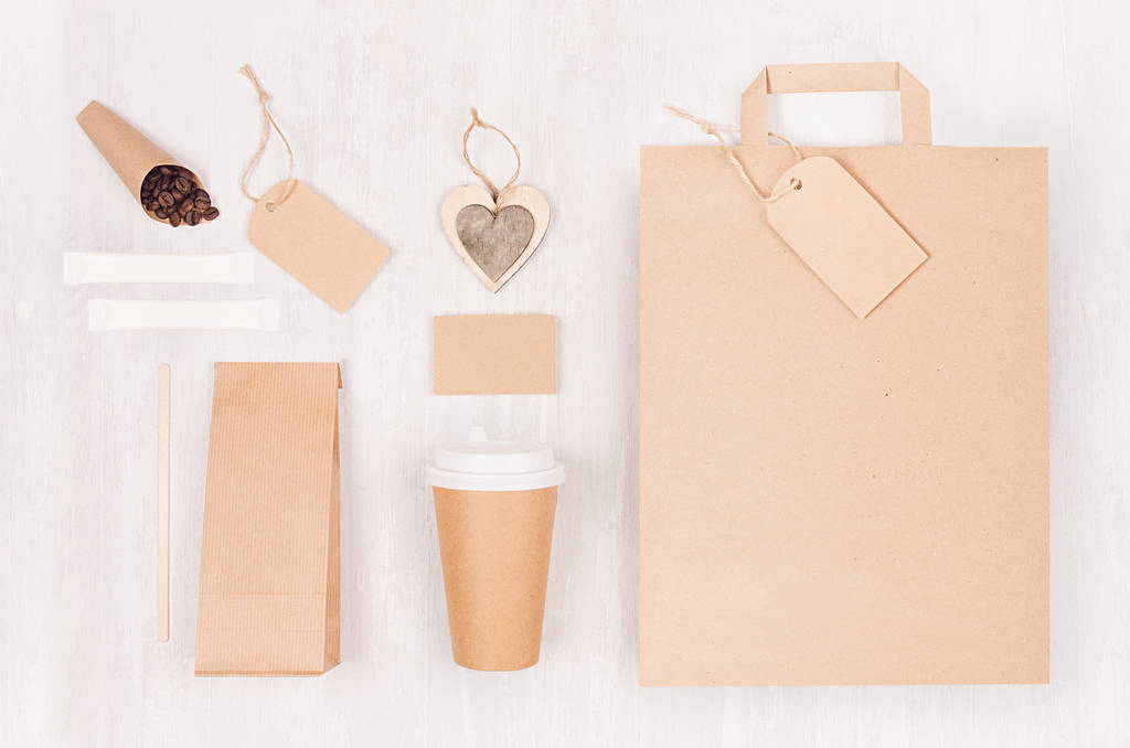 Makett csomagolási termékek kávé és shop - barna papír poharat, üres zsák, csomag, címke, kártya, szív, szemes kávé, cukor, a fehér fa tábla. - Fotó, kép