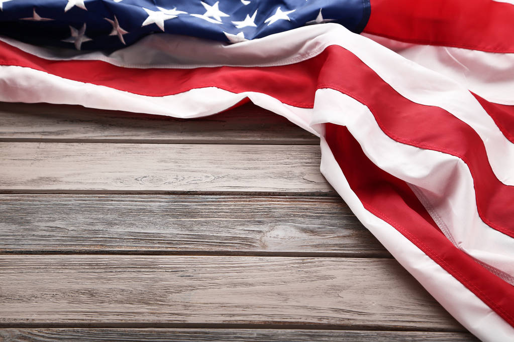 Americká vlajka na dřevěný stůl - Fotografie, Obrázek