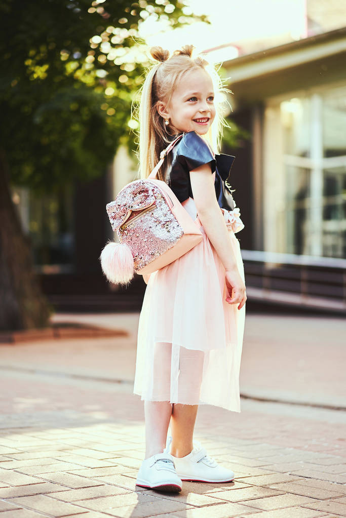 Toddler Urocza dziewczyna ubrana w różowy sukienka. Moda piękny portret - Zdjęcie, obraz