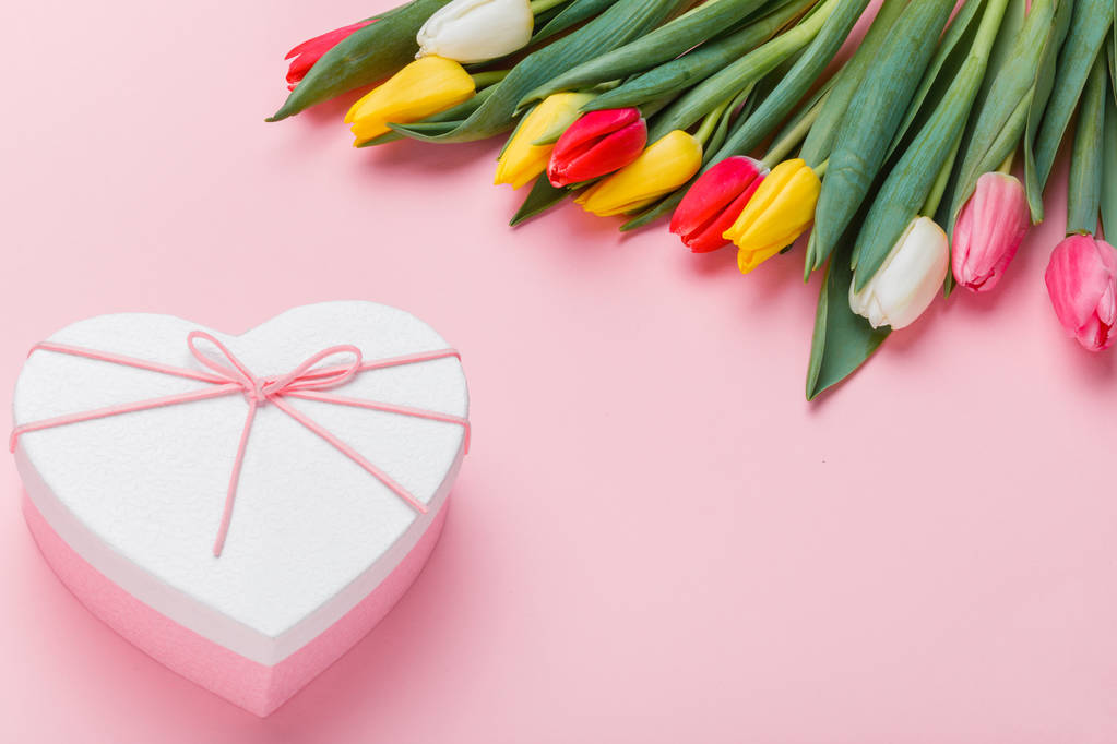 Lente tulpen bloemen Concept. Aftelkalender voor Valentijnsdag, dag van de vrouw, Mother's Day. - Foto, afbeelding