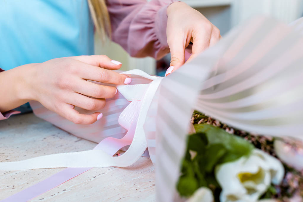 kısmi kadın çiçekçi çiçek buketi kağıt kaydırma görünümünü  - Fotoğraf, Görsel