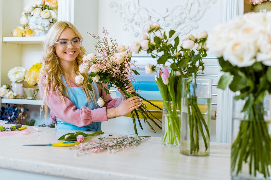 szép boldog női virágüzlet szemüveg intézi a csokor virág bolt - Fotó, kép