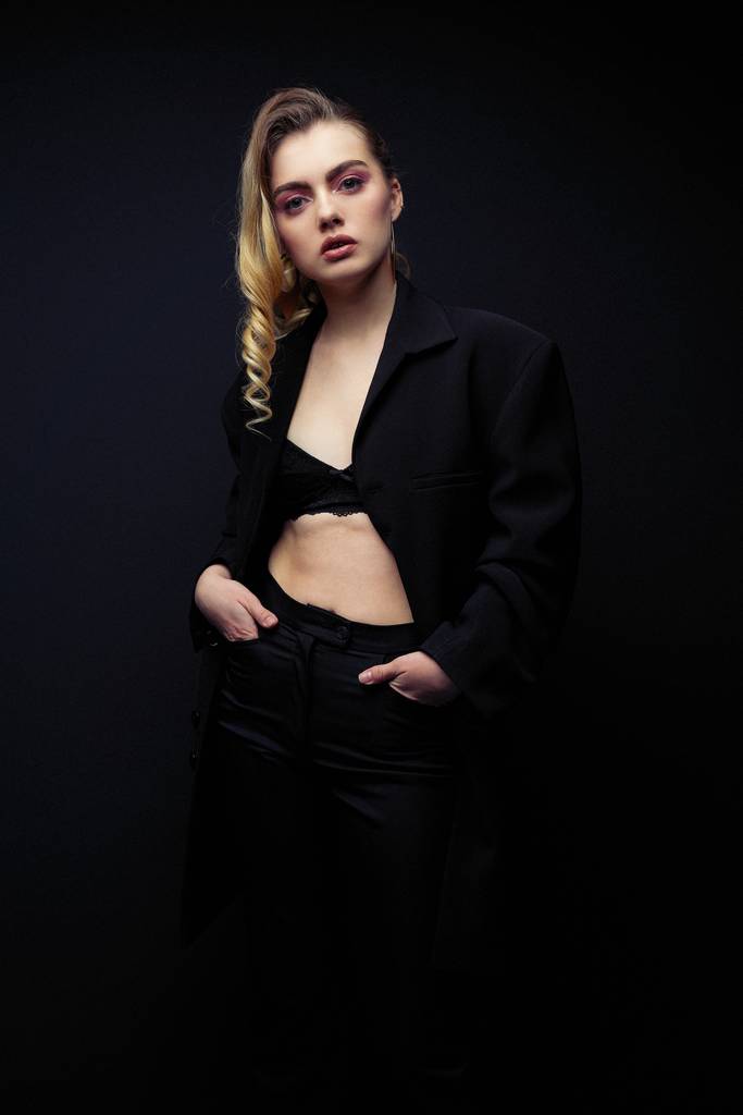Güzel Genç Kadın siyah ceket ve sütyen poz - Fotoğraf, Görsel