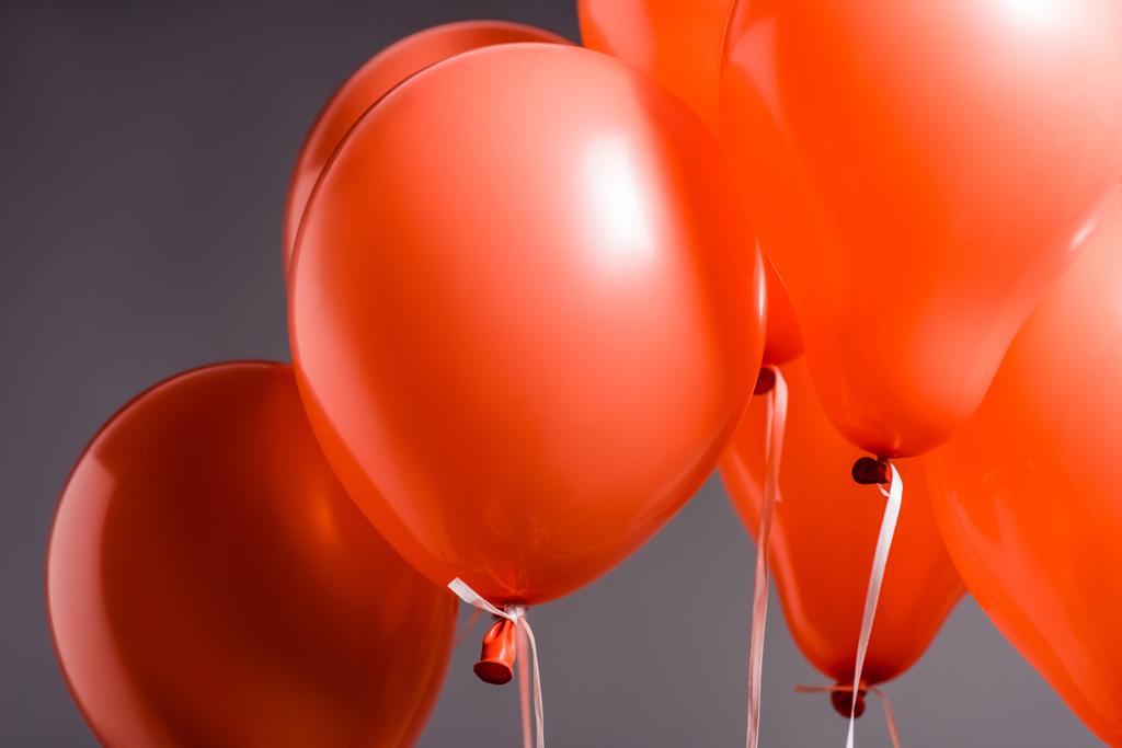 Korallenluftballons auf grauem Hintergrund, Konzept für 2019 - Foto, Bild