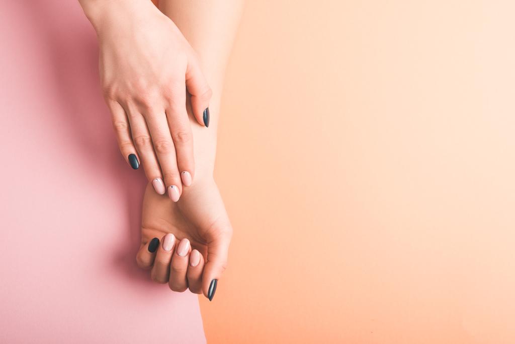 oříznutý pohled ženských rukou s růžové a černé nehty na pozadí bicolor, barva konceptu 2019 - Fotografie, Obrázek