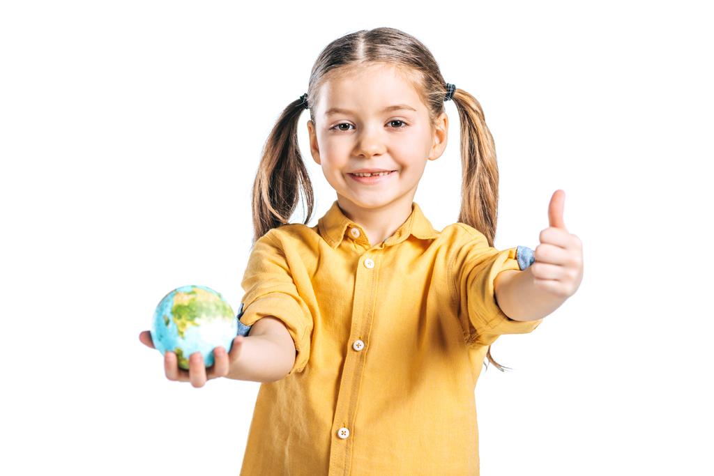 мила дитина тримає модель глобуса і показує великий палець вгору ізольовано на білому, концепції дня Землі
 - Фото, зображення