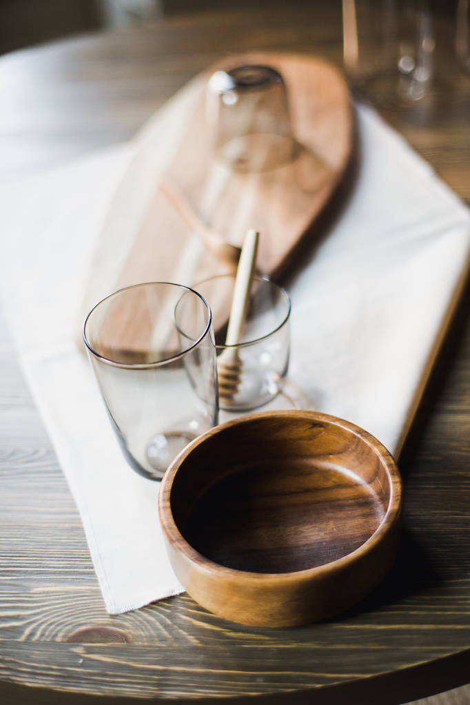 Stilleven, keukentafel, houten bord, vaas, honing - Foto, afbeelding