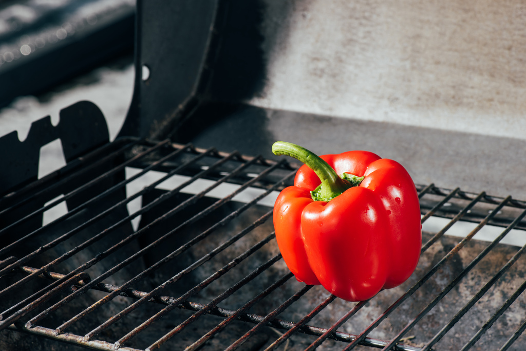 poivron frais rouge vif sur les grilles de barbecue
 - Photo, image